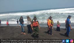 Demi Kenyamanan Wisatawan, Prajurit Posal Samas Proaktif Pantau di Pantai Parangtritis - JPNN.com