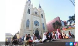 Indahnya Toleransi, Dua Gereja Sediakan Lahan buat Salat Id - JPNN.com