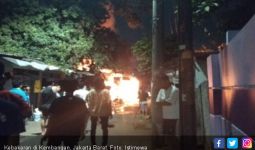 3 Rumah Kontrakan Terbakar di Jakbar, Satu Tewas, Mobil dan Motor Ikut Hangus - JPNN.com