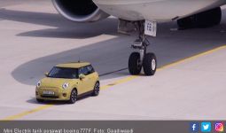 Keren, Mobil Listrik Mini Tarik Pesawat Boeing 777F - JPNN.com