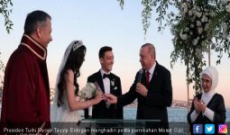 Presiden Erdogan Jadi Saksi Pernikahan Mesut Ozil - JPNN.com
