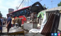 Penjual Bakso Tertabrak Bus, Terseret di Kolong, Untung Selamat - JPNN.com
