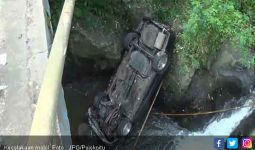 Mobil Tabrak Pembatas Jalan, Terjun ke Sungai Berbatu, 5 Penumpang Masih Dilindungi Tuhan - JPNN.com