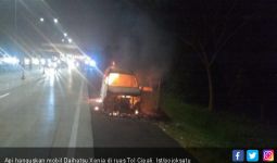 Mobil Xenia Tiba-tiba Terbakar di KM 187 Tol Cipali - JPNN.com
