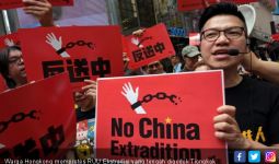 Demonstrasi Lumpuhkan Hong Kong - JPNN.com