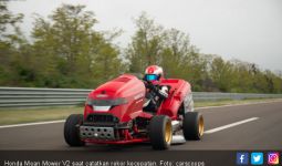 Pembalap Cantik Ini Sukses Tunggangi Mobil Pemotong Rumput Tercepat di Dunia - JPNN.com