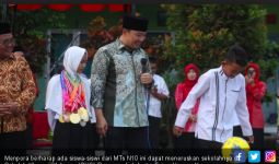 Menpora Bangga Banget Lihat Prestasi Dewi - JPNN.com