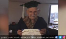 76 Tahun Menunggu, Kakek Ini Akhirnya Lulus SMA di Usia 94 - JPNN.com