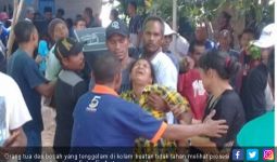 Isak Tangis Keluarga di Pemakaman 3 Bocah Kakak Beradik yang Tewas di Kolam Bekas Galian - JPNN.com