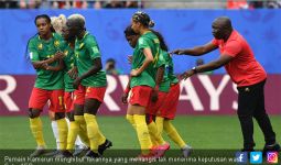 Piala Dunia Wanita 2019: Dramatis, 2 Kali Kena VAR saat Lawan Inggris, Pemain Kamerun Menangis - JPNN.com