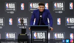 MVP NBA 2018-19 Giannis Antetokounmpo Menangis Mengenang Ayahnya - JPNN.com