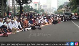 Eks Penasihat KPK Percepat Orasi, Massa Aksi Kawal MK Salat Zuhur di Jalan - JPNN.com