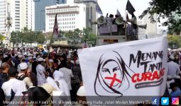 Massa Aksi Kawal MK di Patung Kuda Bubarkan Diri - JPNN.com