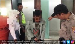 Masih Pakai Seragam, Siswi Berduaan dengan Pacar di Toilet Masjid - JPNN.com