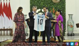 Kalau Pak Jokowi Suka sama Kaus Timnas Argentina Itu Bayar, atau Serahkan ke KPK - JPNN.com
