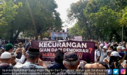 Spanduk Bawaan Arek Surabaya Jadi Perhatian Massa Aksi Kawal MK - JPNN.com