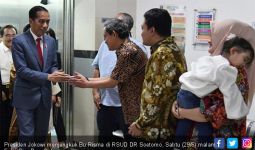 Pulang dari Negeri Sakura, Jokowi Besuk Bu Risma - JPNN.com