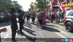 Kapolres Arak Purnawirawan Polri dengan Becak Keliling Kota - JPNN.com