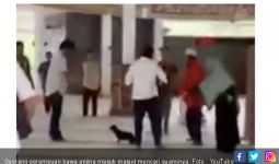 Heboh ! Perempuan Ini Bawa Anjing dan Pakai Sepatu Masuk ke Masjid - JPNN.com