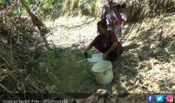 Miris, Krisis Air Bersih Warga Terpaksa Ambil di Sungai yang Berbau dan Kotor - JPNN.com