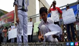 Bakar Ijazah, Pelajar Demo Menolak Sistem Zonasi - JPNN.com