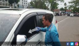 Mobil Bos Karet Dibobol Maling saat Salat Jumat, Uang Rp 80 Juta Raib - JPNN.com