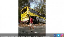 Kecelakaan Maut : Tabrakan Beruntun, Truk Hantam Bus Berisi Rombongan Guru - JPNN.com