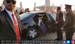 Biasa Naik Alphard, Kiai Ma'ruf Kini Tunggangi Sedan Mercy Berpelat Pejabat - JPNN.com