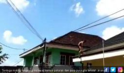 Tepergok, Terduga Maling Panjat Atap Rumah Warga Lantas Pura-pura Gila - JPNN.com