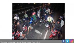 Dikejar Polisi, Ratusan Pengendara Motor Saling Bertabrakan di Jalan - JPNN.com