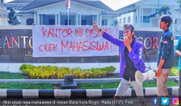Kecewa sama Bima Arya, Mahasiswa Segel Balai Kota Bogor - JPNN.com