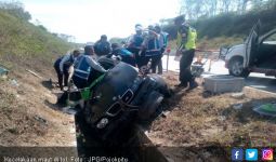 Mobil BMW Melaju Tabrak Pekerja, Terbalik di Bahu Jalan Lalu Masuk Parit - JPNN.com