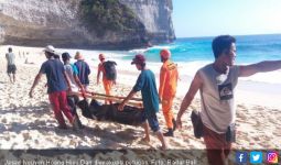 Melamun di Pinggir Pantai, Wisatawan Asal Vietnam Digulung Ombak - JPNN.com