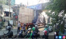 Truk Tersangkut di Jembatan Kedung Halang Bogor, Lalu Lintas Macet - JPNN.com