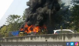 Bus Pariwisata Terbakar di Tol Jagorawi - JPNN.com