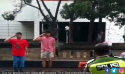 Nyaris Tabrak Pejalan Kaki, Dua Remaja Dihukum Nyanyi Lagu Indonesia Raya - JPNN.com