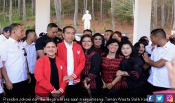 Sambangi Taman Wisata Salib Kasih, Jokowi Beli Jaket Harga Jutaan - JPNN.com