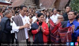 Kunjungi Kampung Ulos Hutaraja, Jokowi Langsung Sampaikan Perintah untuk Basuki - JPNN.com