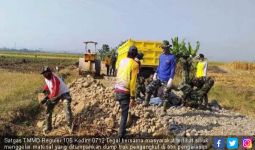 Anggota Kodim 0712 Tegal Bantu Droping Material untuk Pembangunan Makadam - JPNN.com