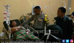 Tegang, Massa Dua Truk Serang Anggota Polisi yang Terluka hingga ke Rumah Sakit - JPNN.com
