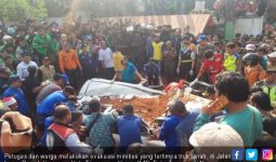 Truk Tanah Menimpa Mobil di Tangerang, Empat Orang Tewas, Satu Balita Selamat - JPNN.com