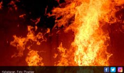 Dua Rumah Terbakar, Warga Padamkan Api Pakai Air Selokan - JPNN.com
