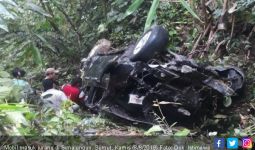 Mobil Masuk Jurang Sedalam 40 Meter, Lima Orang Penumpang Terluka - JPNN.com