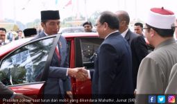 Ketika Jokowi Tumpangi Mobil yang Dikemudikan PM Mahathir - JPNN.com