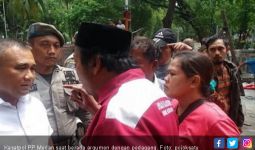 Video Detik-detik Satpol PP Tersiram Air Panas Saat Penggusuran - JPNN.com