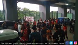 Ratusan The Jakmania yang Kecewa Adang Bus Pemain dan Ofisial Persija Jakarta - JPNN.com