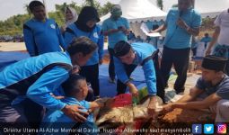 IdulAdha, AMG Bagikan Daging Kurban untuk Ratusan Warga Teluk Jambe - JPNN.com