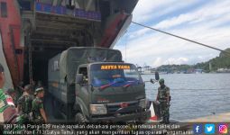KRI Teluk Parigi Debarkasi Personel Satgas Pamtas RI – PNG - JPNN.com