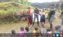 Prajurit Penjaga Perbatasan RI - PNG Juga Berperan Sebagai Guru - JPNN.com