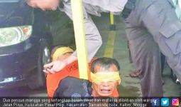 Lihat Nih, Dua Pencuri Mangga Diikat di Tiang dan Matanya Dilakban - JPNN.com